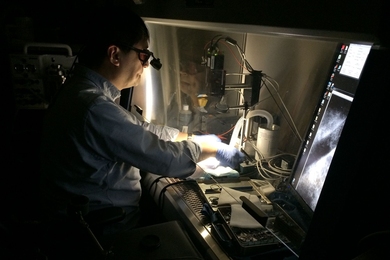 A Massachusetts General Hospital surgeon demonstrates the Lincoln Laboratory’s near-infrared fluorescence imaging (NIRF) system. 