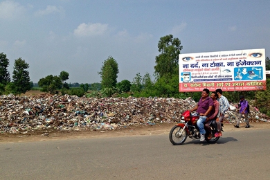 Roadside dumps like this one in Muzaffarnagar, India are the result of insufficient collection and treatment services.
