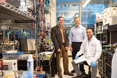 Through a Bridge Project collaboration with David Weinstock (left) of the Dana-Farber Cancer Institute (DFCI), and MIT Professor Scott Manalis (center), cell-weighing technology is being evaluated in a clinical laboratory at DFCI. MIT visiting scientist Mark Stevens is pictured at right. 