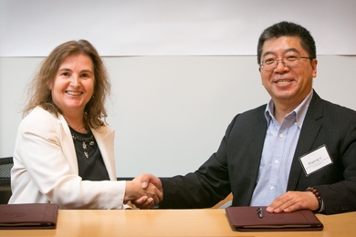 MIT Professor and CSAIL Director Daniela Rus (left) and iFlyTek Chairman and CEO Qingfeng Liu sign a five-year research agreement between the two organizations.
