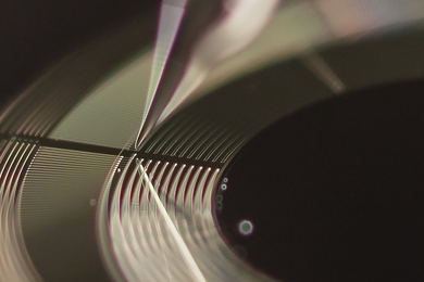 Water droplets are inserted into the microhydraulic actuator, which rotates when voltage is applied to electrodes that pull the droplets in one direction. This disc-shaped actuator's inner diameter is 5 millimeters. 