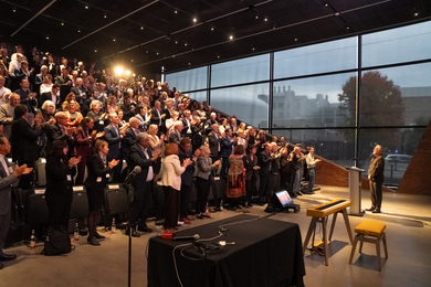 Hashim Sarkis receives a standing ovation from the audience while at the podium.